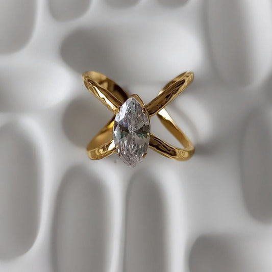 CROSSOVER BAND RING