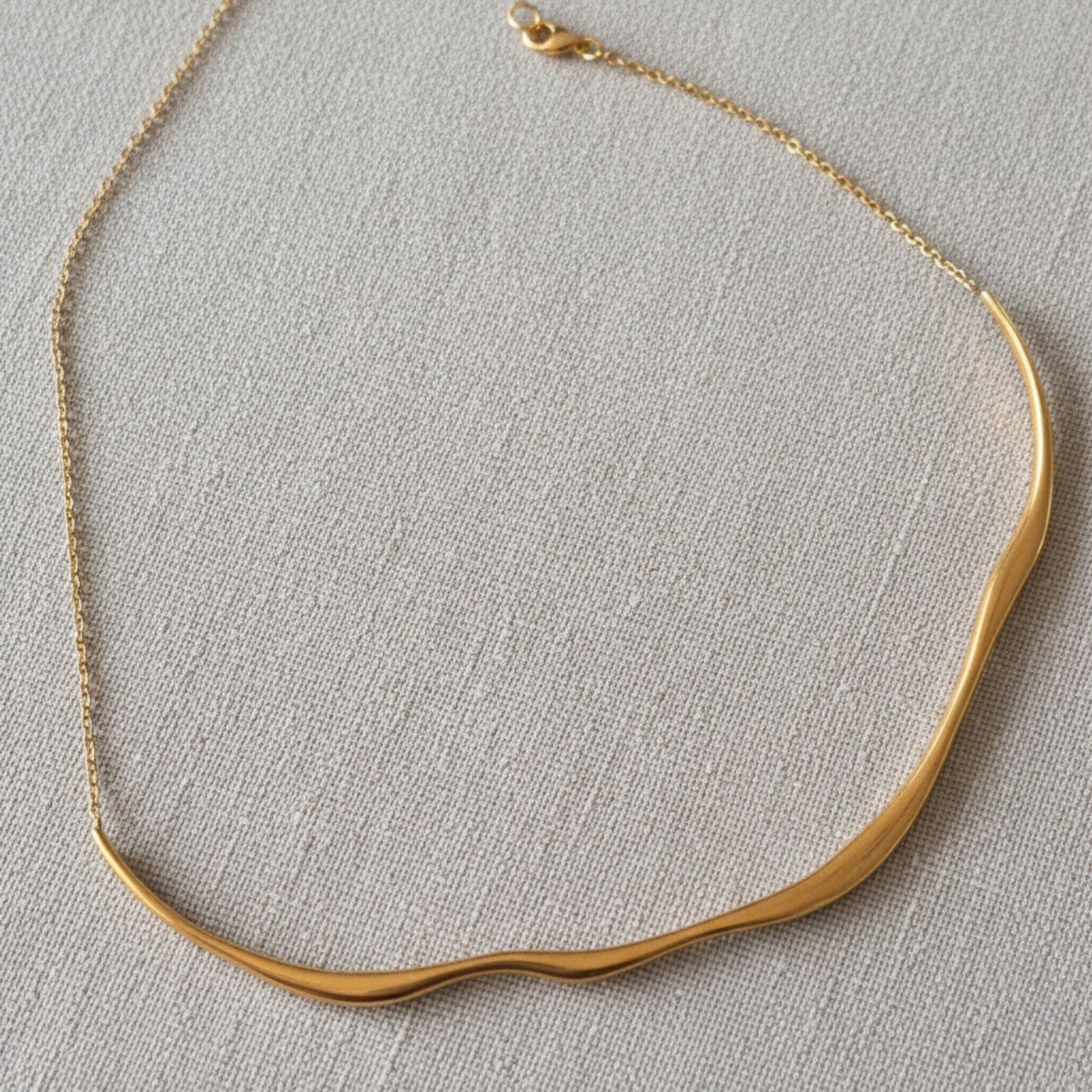 “Amore Lungo 18k gold-plated stainless steel necklace—37 + 5 cm adjustable, waterproof, tarnish-free, hypoallergenic—on neutral background.”
