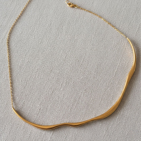 “Amore Lungo 18k gold-plated stainless steel necklace—37 + 5 cm adjustable, waterproof, tarnish-free, hypoallergenic—on neutral background.”